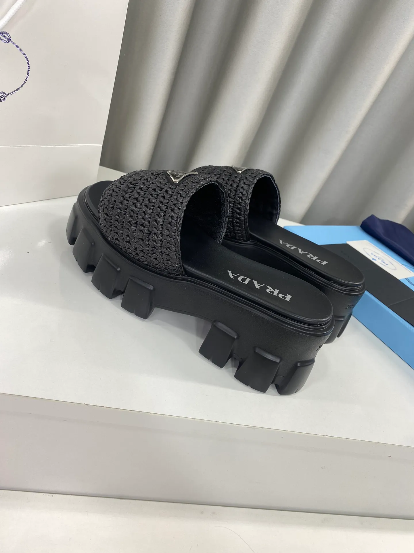 💕💕Factory direct selling price p460💕💕 Prada's latest tooth-woven thick-soled triangle buckle slippers☑️ Latest environmentally friendly PP material, fully handmade crochet, just like knitting sweaters, slow work and meticulous work, retro fashionable thick-soled shoes, with rubber uppers, making the whole pair of shoes light and comfortable. Bright colors, a variety of choices to meet the needs of fashionable people with different styles! The iconic metal triangle logo is paired with the shape of ancient beach slippers. Every design element is fashionable! Size: Women's 35-39 (34, 40, custom-made, non-returnable) Full set of counter original packaging